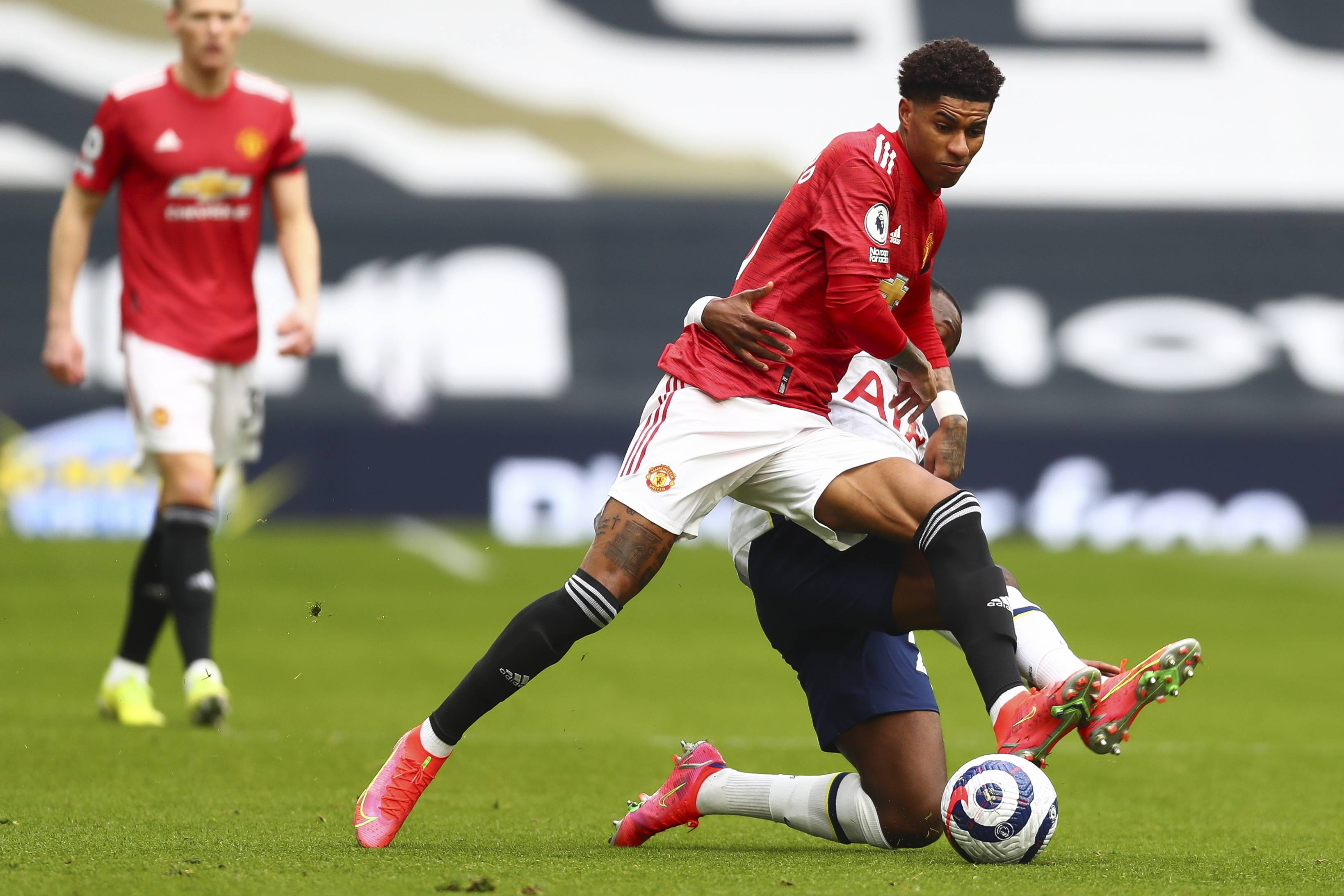 甚至凭借自 甚至凭借自